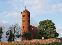 W Inowłodzu do najcenniejszych zabytków należą kościół św. Idziego, ruiny zamku i dawna synagoga.