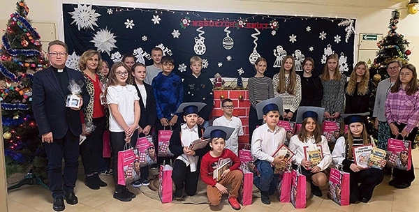 Uczniowie z ks. Jackiem Kucharskim, Elżbietą Sobieraj (z lewej)i s. Bożeną Molendowską.