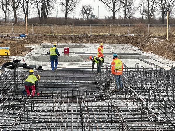 Pod pierwszy dom wylewany jest właśnie fundament.