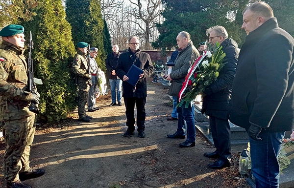 Na Dolnym Śląsku spoczywa kilkudziesięciu powstańców z 1918–1919 roku. Jeden z nich to miejscowy hierarcha.