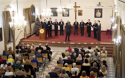 Z koncertem wystąpił Kameralny Chór Męski „Cantilena”.