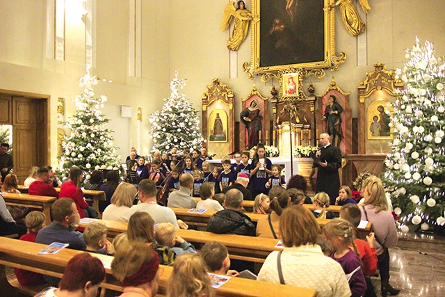 	We wspólnym śpiewie wzięły udział całe rodziny.