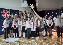 	Świętujący uczniowie z Ukrainy w Szkole Podstawowej nr 20 w Lublinie.