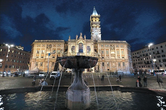 	Najwyższa w mieście 75-metrowa dzwonnica jest punktem orientacyjnym Rzymu.