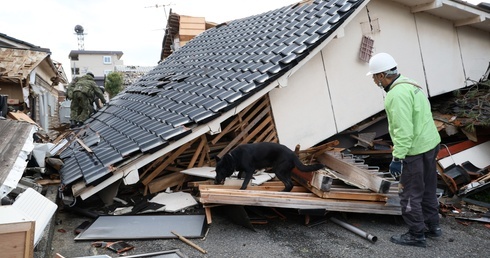 Zintensyfikowano misje poszukiwawczo-ratunkowe po trzęsieniu ziemi w Japonii