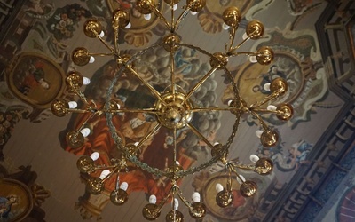 Nawa kościoła św. Zygmunta w Szydłowcu posiada - wyjątkowy jak na gotyk - płaski modrzewiowy strop.