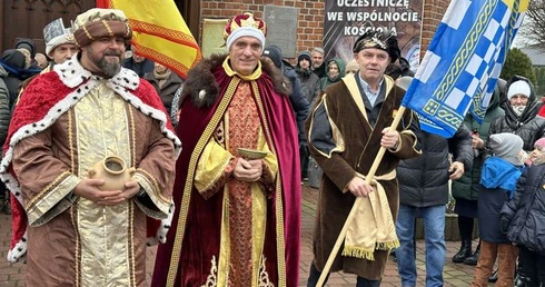 Orszak wyruszył sprzed kościoła pw. Matki Bożej Szkaplerznej.