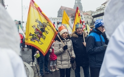 Około 1,5 tysiąca osób, niosąc kolorowe flagi, z koronami na głowie, przeszło ulicami miasta.