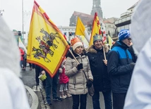 Około 1,5 tysiąca osób, niosąc kolorowe flagi, z koronami na głowie, przeszło ulicami miasta.