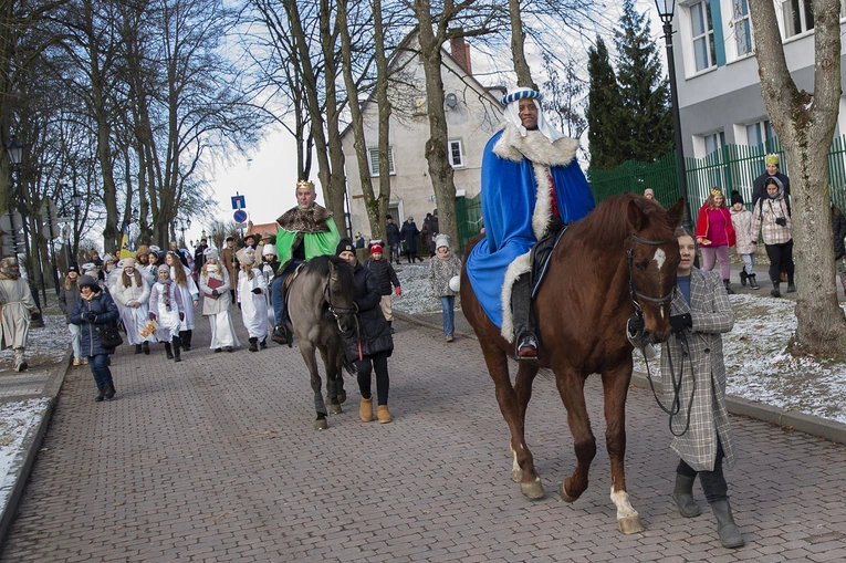 Orszak i jasełka na ulicy 