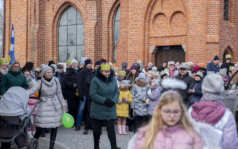 Orszak i jasełka na ulicy 