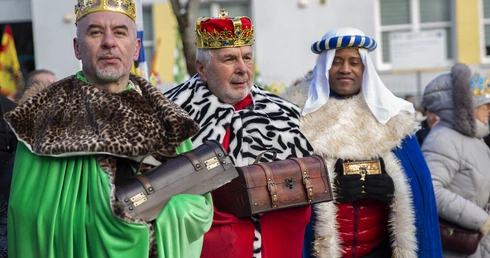 Orszak i jasełka na ulicy 
