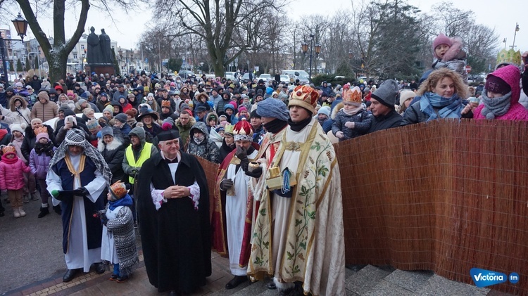 Sochaczewianie wędrowali do żywej szopki.