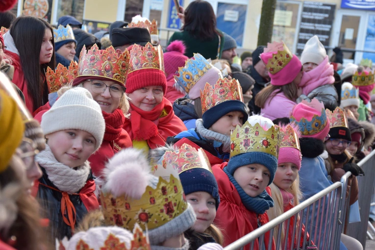 Przasnyski rynek wypełnili uczestnicy trzech korowodów kolędowych, które wyruszyły z poszczególnych parafii.