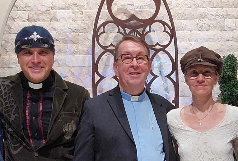 Ks. Waldemar Maciąg, ks. Ray Kelly i Tracy Coryell.