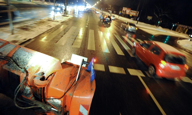 GDDKiA ostrzega przed opadami i gołoledzią, warunki drogowe mogą być trudne