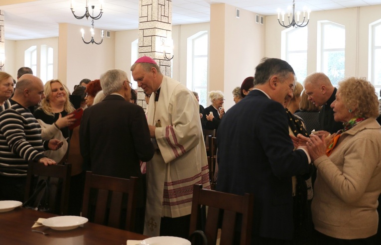 Po Eucharystii uczestnicy w refektarzu przełamali się opłatkiem.