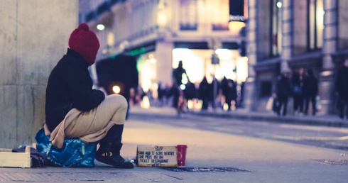 Kard. Krajewski: Pomoc bezdomnym zimą to ratowanie życia
