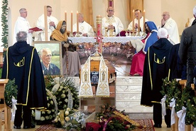 W kościele św. Andrzeja Boboli najbliżsi, wierni  i księża pożegnali swojego pasterza.
