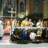 Jubilat przy ołtarzu podczas uroczystej Mszy Świętej.