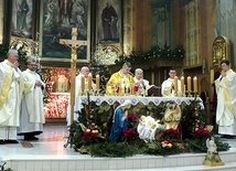Jubilat przy ołtarzu podczas uroczystej Mszy Świętej.