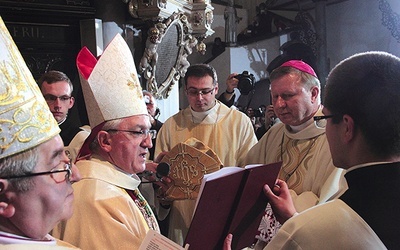 Liturgii święceń biskupich przewodniczył abp Celestino Migliore, ówczesny nuncjusz apostolski w Polsce.