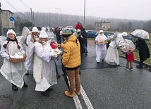 Przed stajenką w Chwałowicach do uczestników wyszły anioły z życzeniami i ciasteczkami.