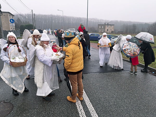 Przed stajenką w Chwałowicach do uczestników wyszły anioły z życzeniami i ciasteczkami.