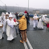 Przed stajenką w Chwałowicach do uczestników wyszły anioły z życzeniami i ciasteczkami.