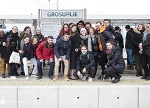 Grupa z diecezji na stacji Grosuplje.
