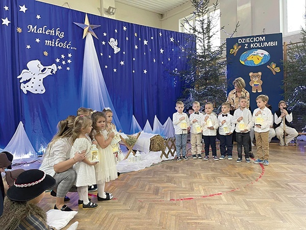 Uczniowie niedzborskiej podstawówki przedstawili jasełka.