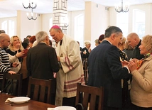 Po Eucharystii uczestnicy w refektarzu przełamali się opłatkiem.