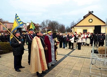 	Na połanieckim rynku obecni byli przedstawiciele różnych środowisk, grup oraz organizacji społecznych.