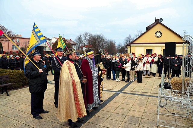 	Na połanieckim rynku obecni byli przedstawiciele różnych środowisk, grup oraz organizacji społecznych.