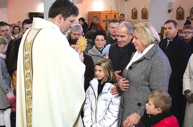 	Błogosławienie relikwiami małżeństw i rodzin.