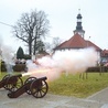 	W Jelczu-Laskowicach zabrzmiały armatnie wystrzały.