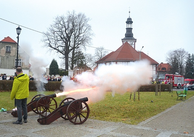 	W Jelczu-Laskowicach zabrzmiały armatnie wystrzały.