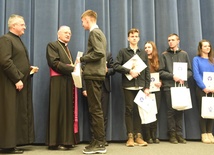 Szymon z Jodłowej otrzymuje nagrodę z rąk abp. Henryka Nowackiego.