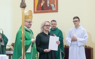 Na zakończenie Mszy św. Violetta Leńska otrzymała od bp. Marka Mendyka dekret.