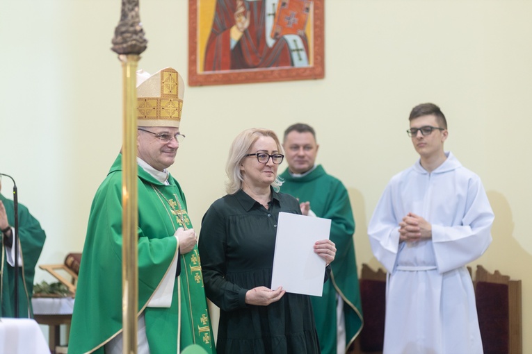 Na zakończenie Mszy św. Violetta Leńska otrzymała od bp. Marka Mendyka dekret.