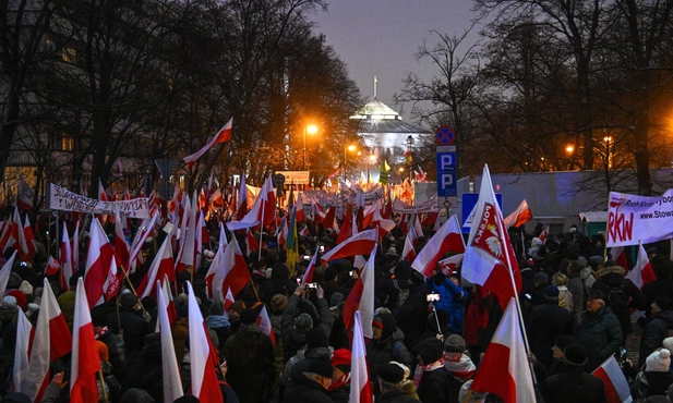 Uczestnicy "Protestu Wolnych Polaków" ruszyli sprzed Sejmu w kierunku KPRM
