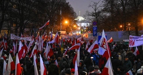 Uczestnicy "Protestu Wolnych Polaków" ruszyli sprzed Sejmu w kierunku KPRM