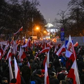Uczestnicy "Protestu Wolnych Polaków" ruszyli sprzed Sejmu w kierunku KPRM