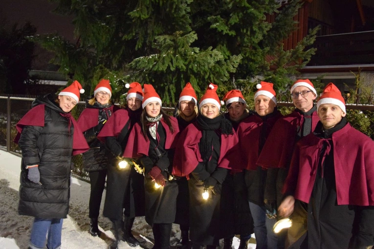 Członkowie chóru w trakcie ulicznego kolędowania