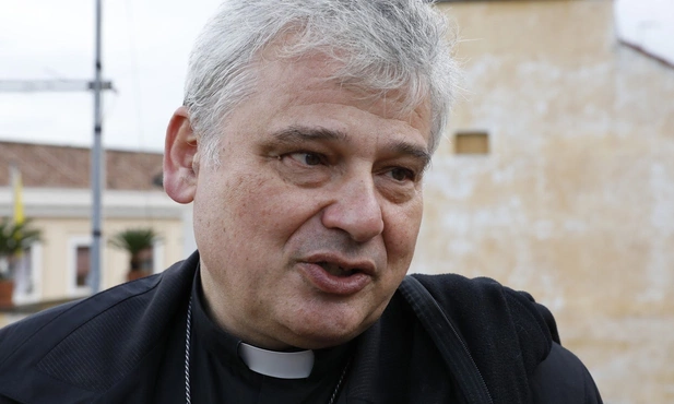 Kard. Krajewski otworzył w Neapolu łaźnię i pralnię Papieża Franciszka