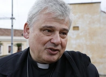 Kard. Krajewski otworzył w Neapolu łaźnię i pralnię Papieża Franciszka