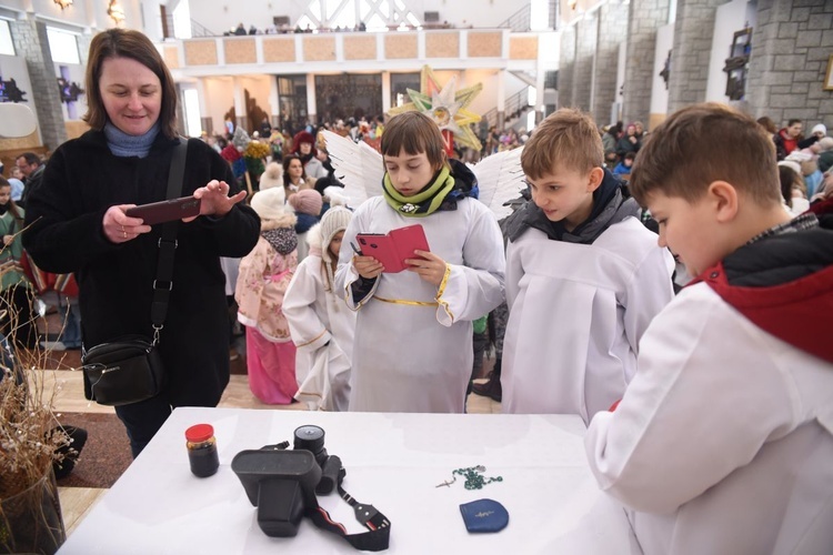 Kolędnicy misyjni w Męcinie