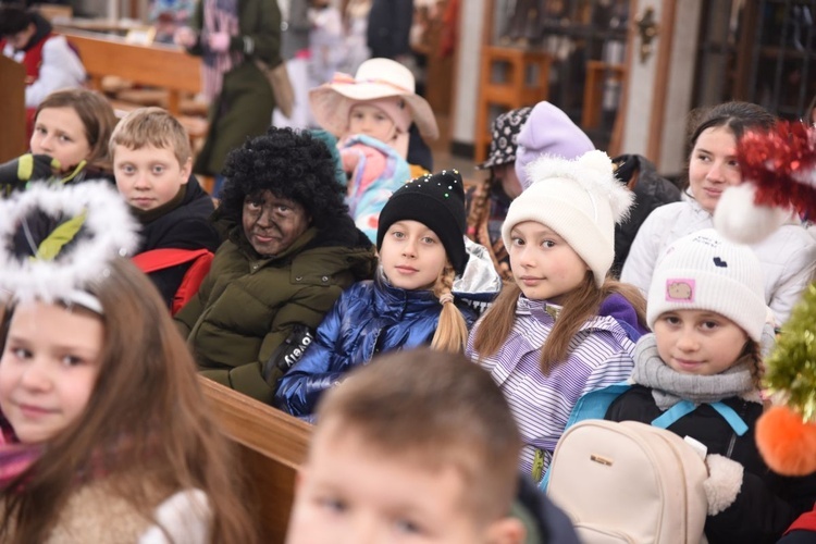 Kolędnicy misyjni w Męcinie