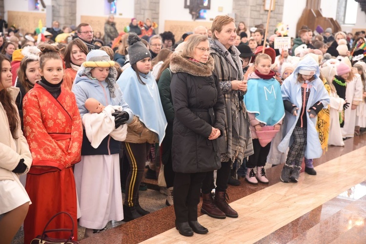 Kolędnicy misyjni w Męcinie