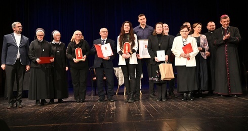 Laureaci i nominowani do tegorocznej Nagrody św. Maksymiliana z bp. Romanem Pindlem.